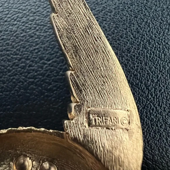 Signed Trifari Golden tone Bird Brooch with Red Eye Accent - Picture 5 of 5